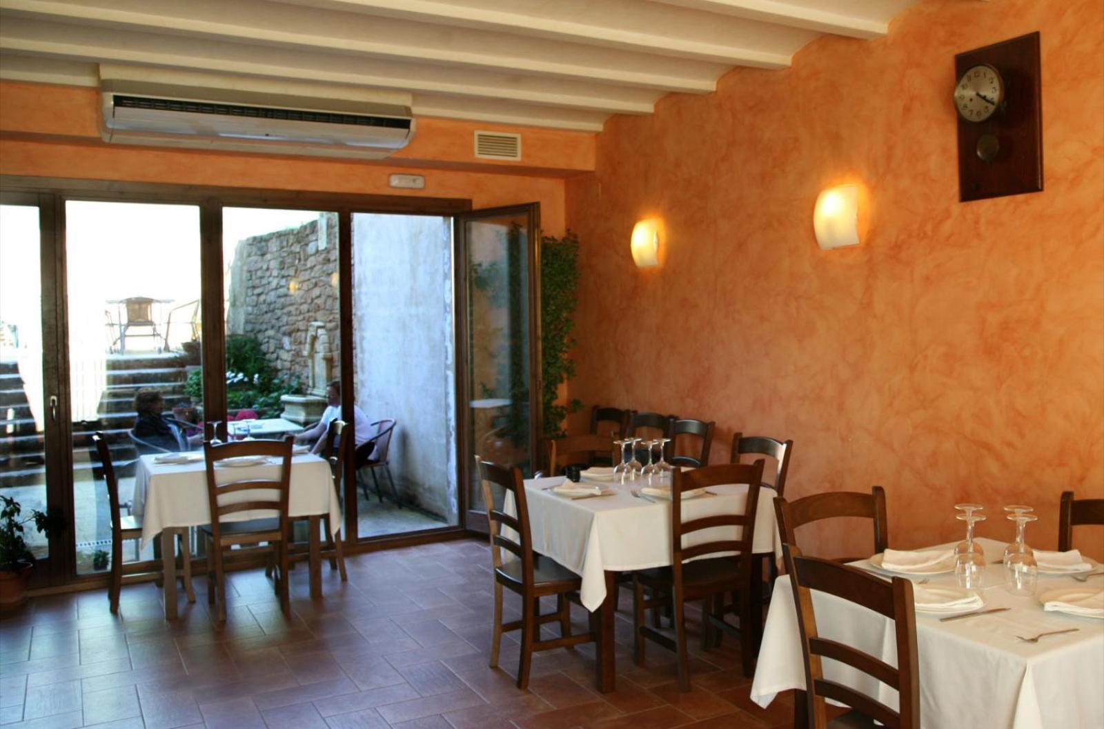 Hostal La Fuente Buera Bagian luar foto